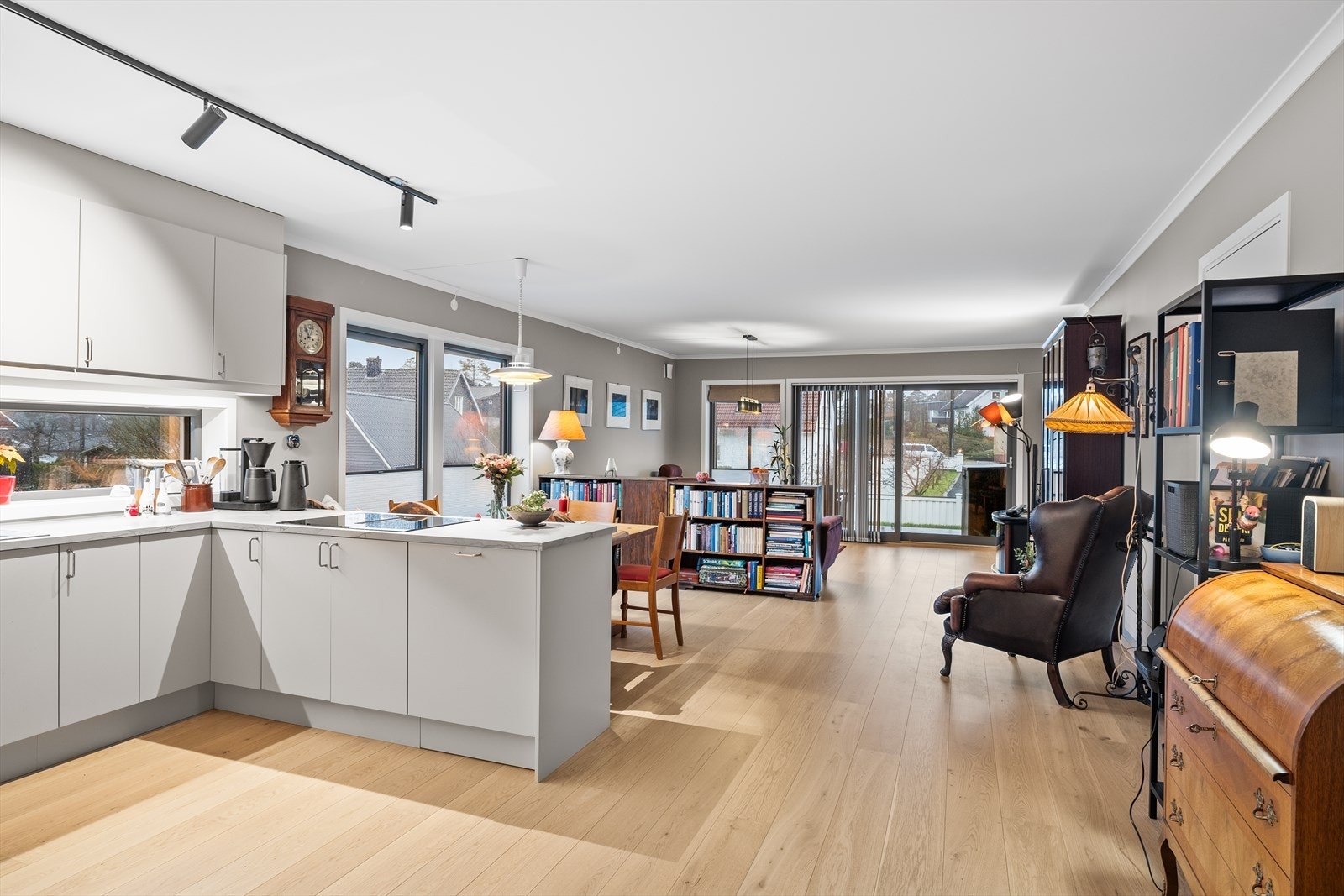 Mekanisk ventilator med kullfilter er integrert i platetoppen. Galleribilde