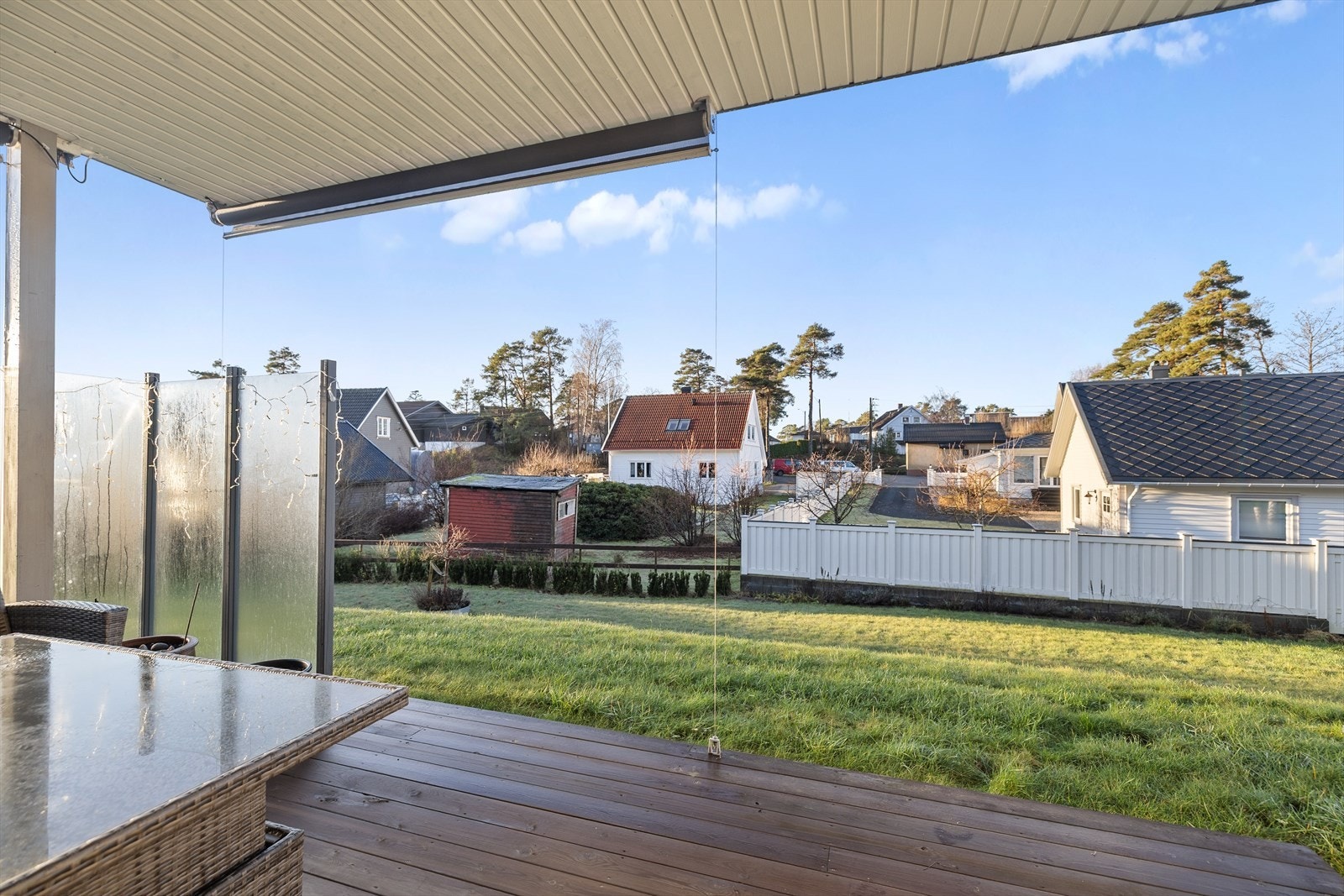 Utsyn mot grøntområde gir en rolig og naturskjønn atmosfære fra terrassen. Galleribilde