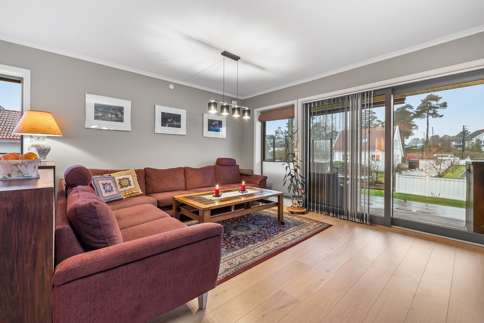 De store vindusflatene gir godt med lysinnslipp inn i stuen. Galleribilde