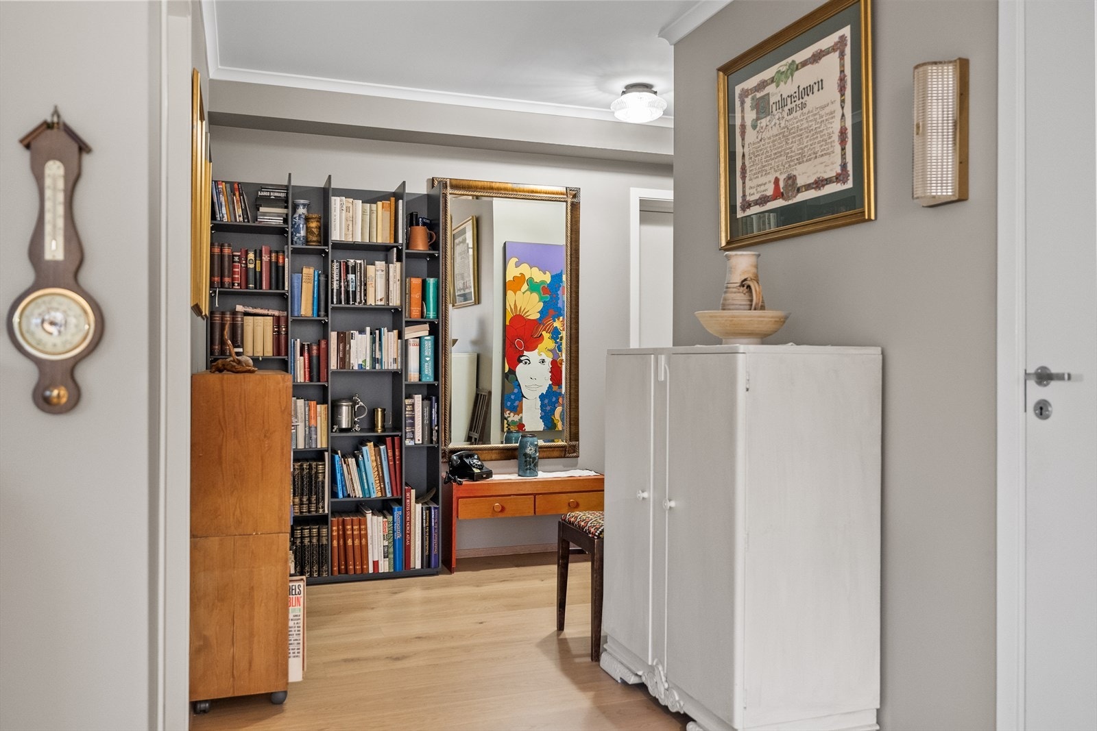 Parkettgulv og slette malte vegger gir et rent og moderne uttrykk. Galleribilde