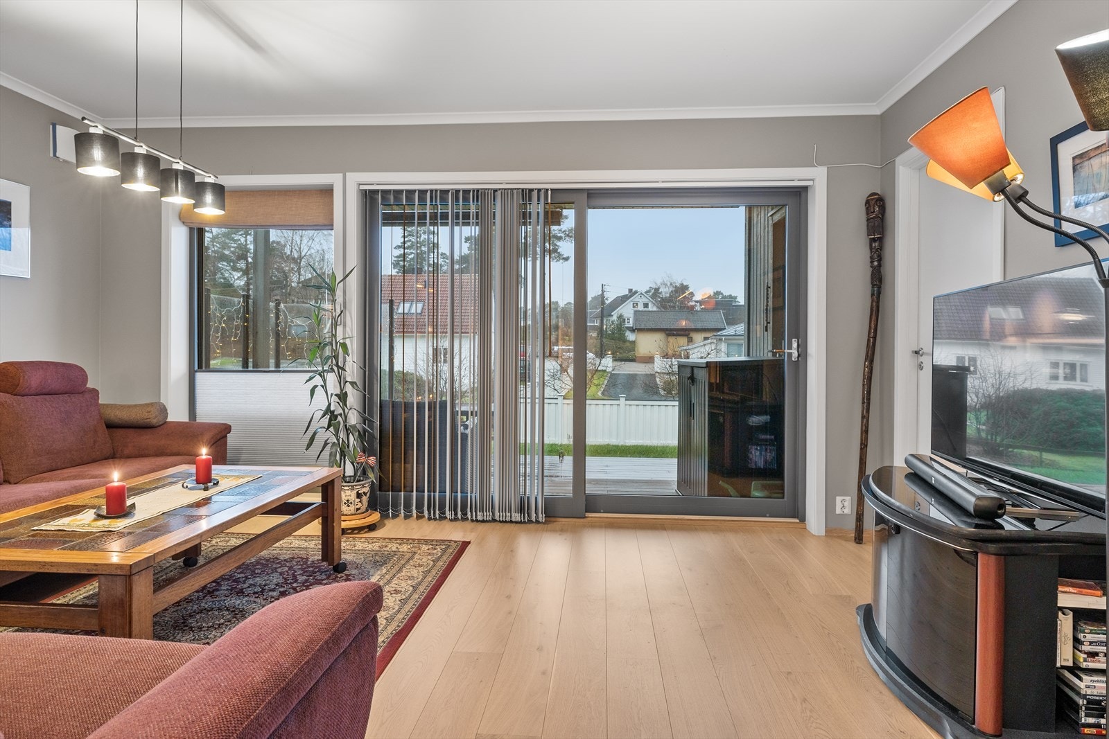 Terrassedør gir enkel tilgang til uteområdet fra stuen. Galleribilde