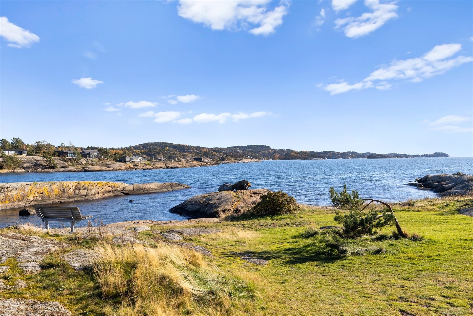 Sjøen og svabergene skaper en idyllisk atmosfære i nærområdet. Galleribilde