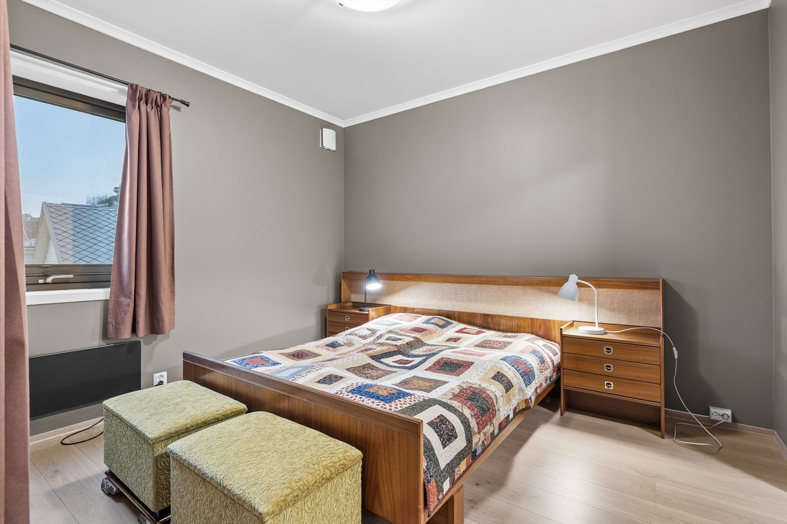 Boligen har 2 soverom. Hovedsoverommet er av god størrelse med plass til seng Galleribilde