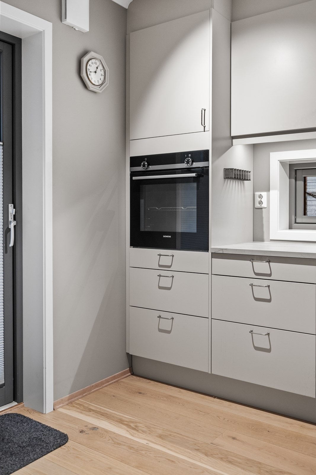 Integrert stekeovn gir en ryddig kjøkkenløsning Galleribilde