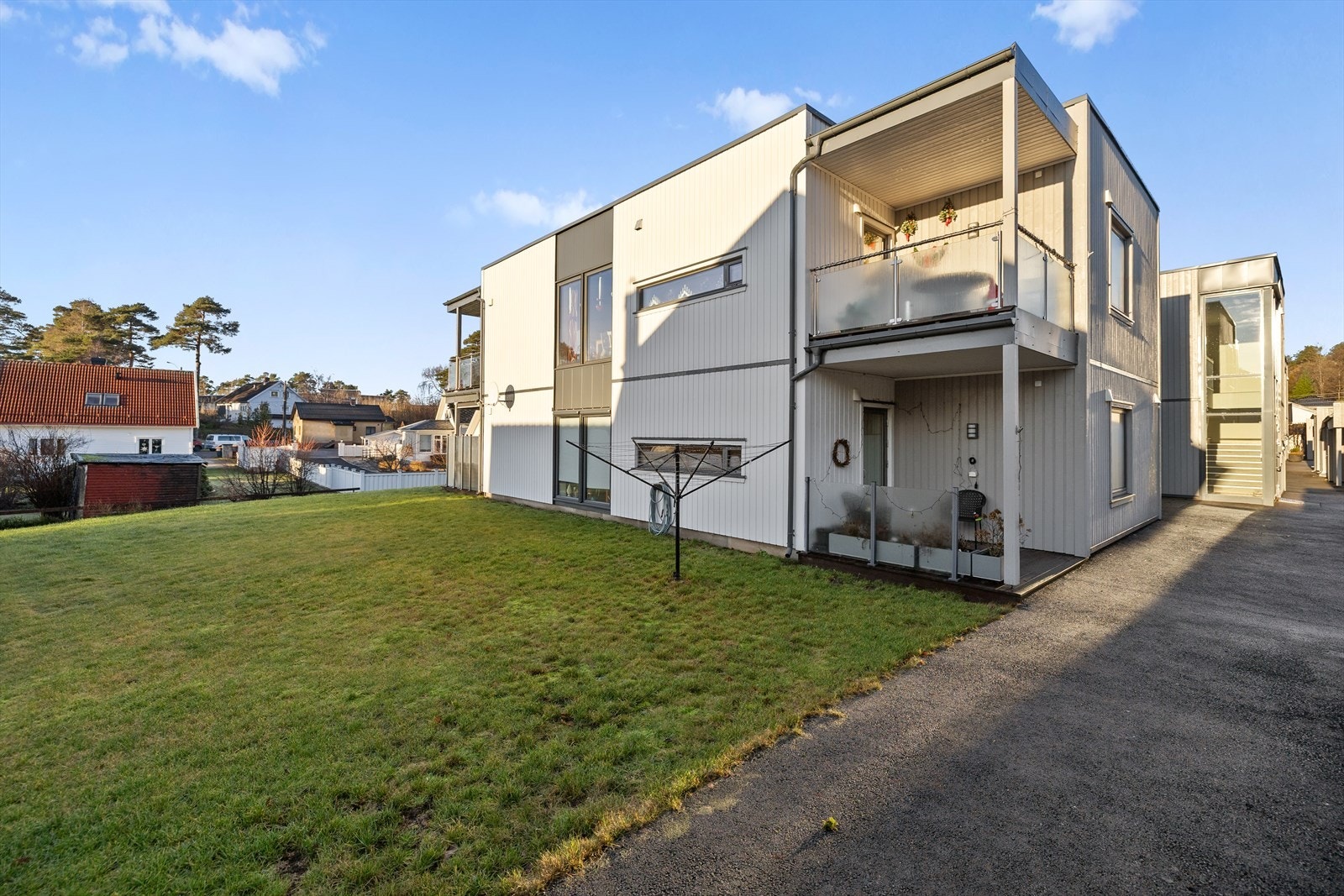 Området er kjent for sin stille og rolige atmosfære med gode solforhold og nærhet til sjøen og badeplasser. Galleribilde