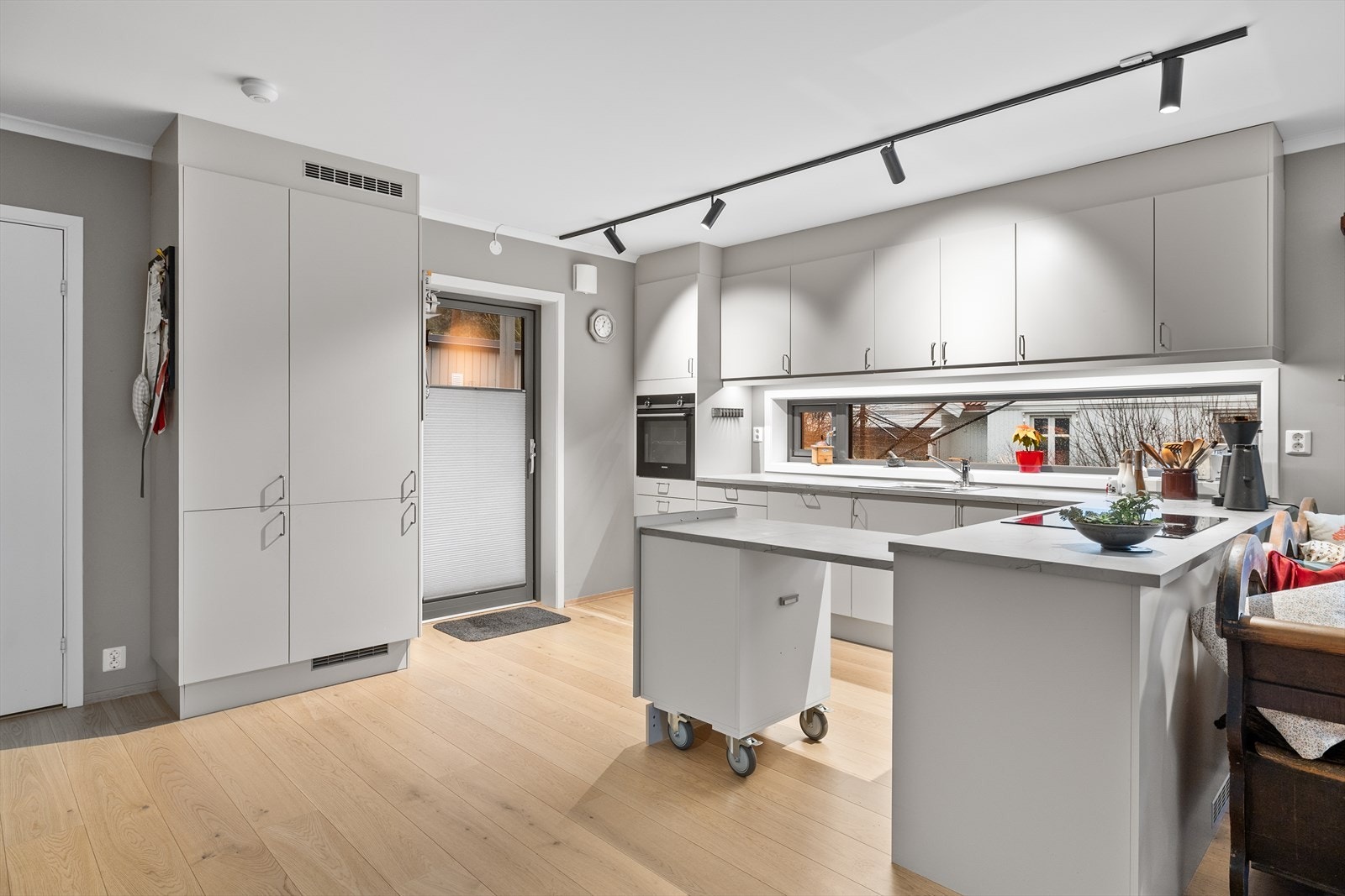 Integrert kjøleskap ved terrassedøren på kjøkkenet Galleribilde