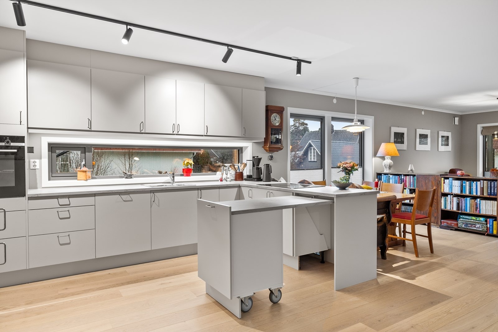 Benkeplate i laminat gir en robust arbeidsflate på kjøkkenet. Galleribilde