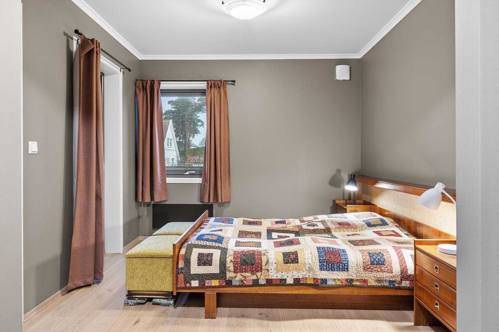 Store vinduer gir godt lysinnslipp og utsikt til nærområdet fra soverommet. Galleribilde