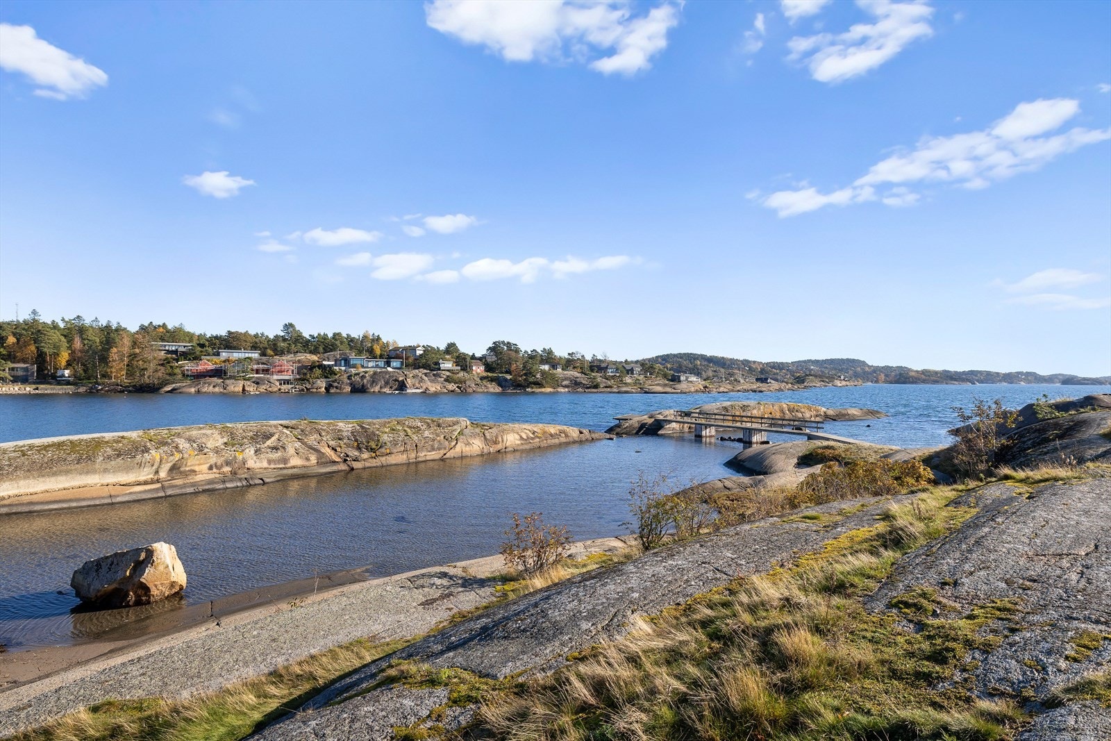 Området har vakre svaberg som strekker seg ut mot sjøen. Her er det fine bademuligheter om sommeren Galleribilde