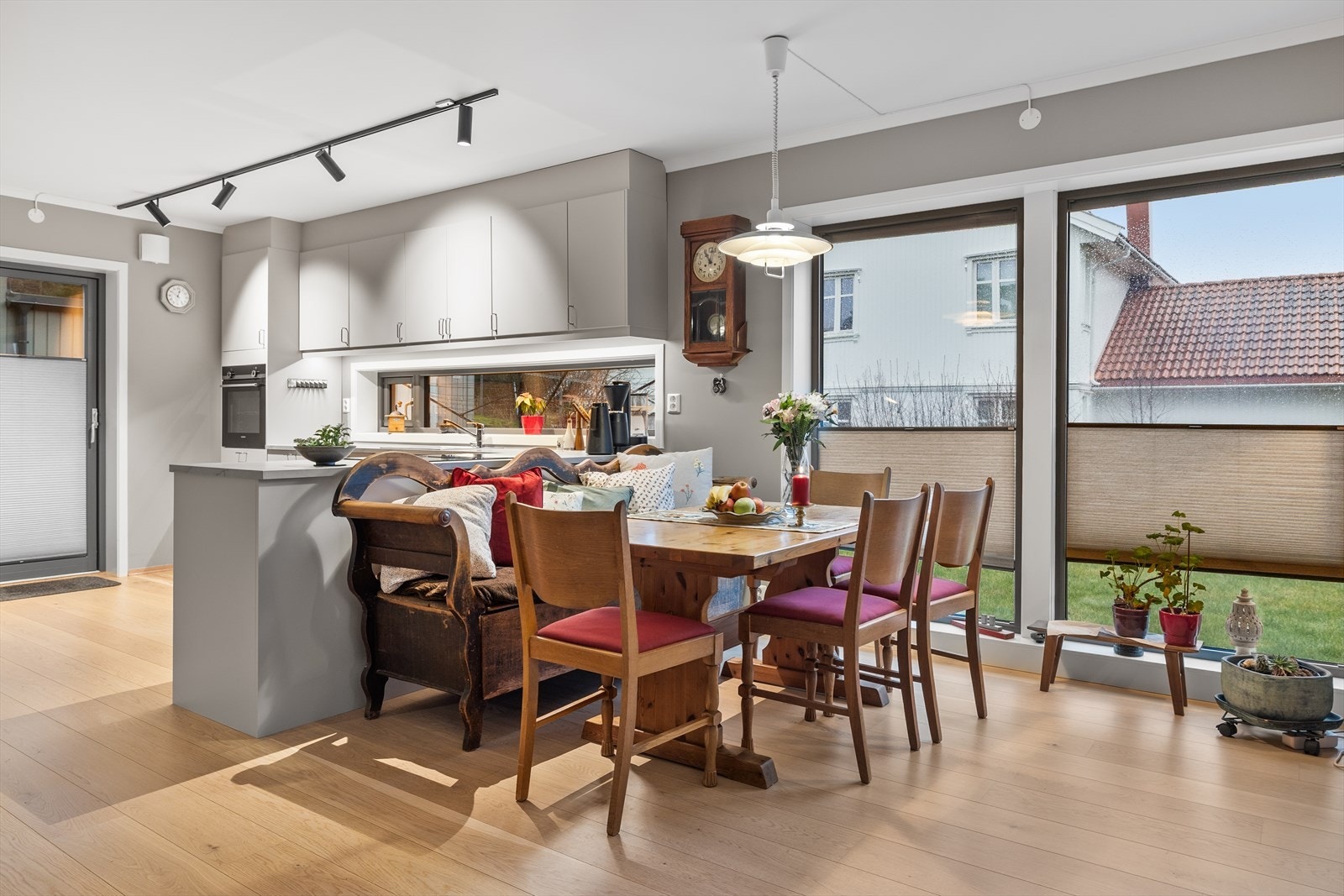 Ved kjøkken er det plass til spisebord, hvor man kan nyte godt lag med venner og familie. Galleribilde