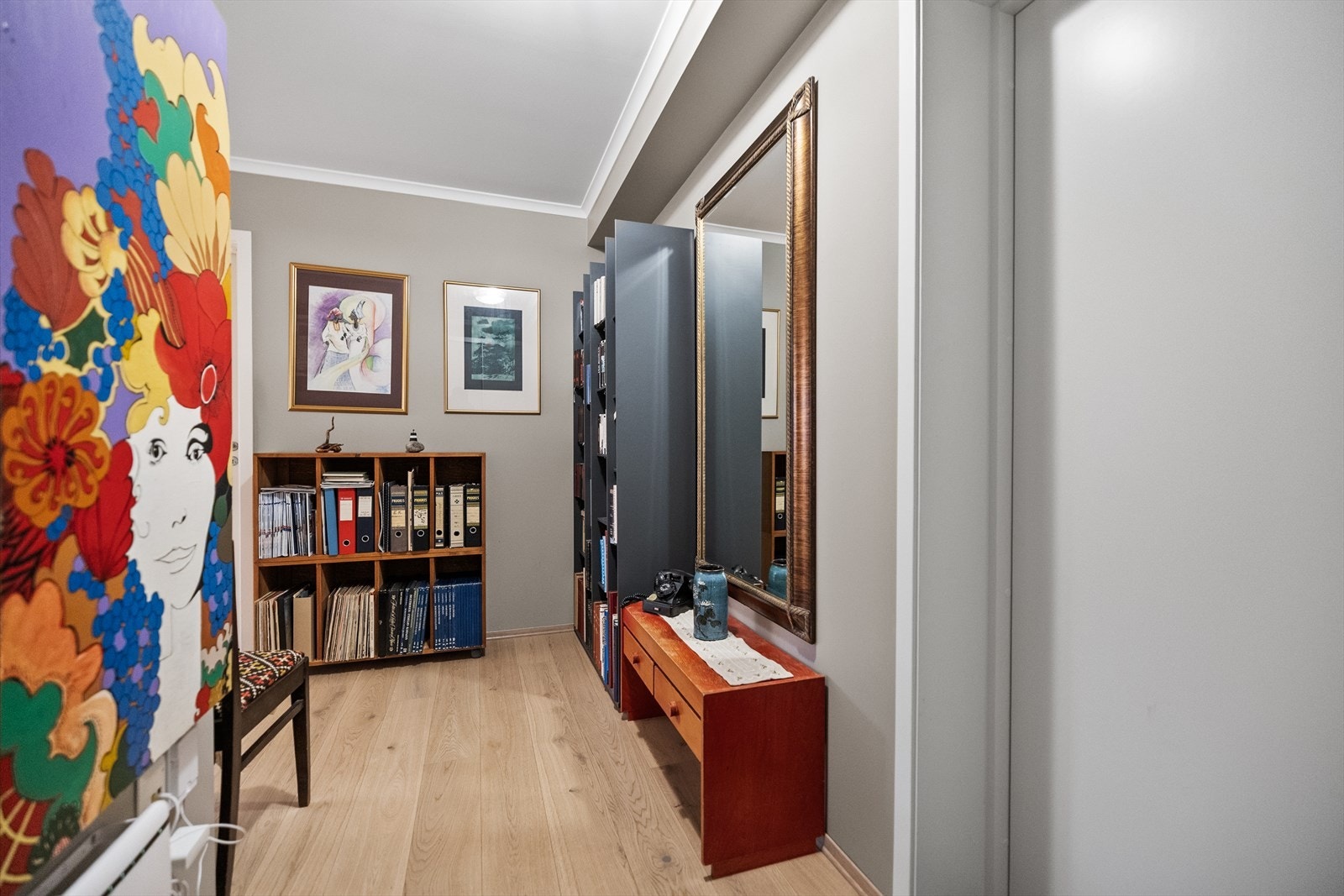 Plass til bokhyller gir praktiske oppbevaringsmuligheter i gangen. Galleribilde