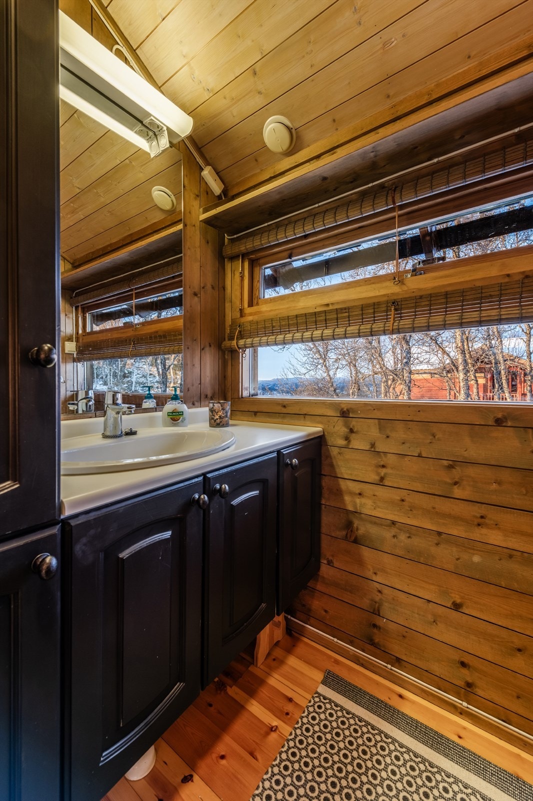 Bad har panelte overflater og tregulv. Galleribilde