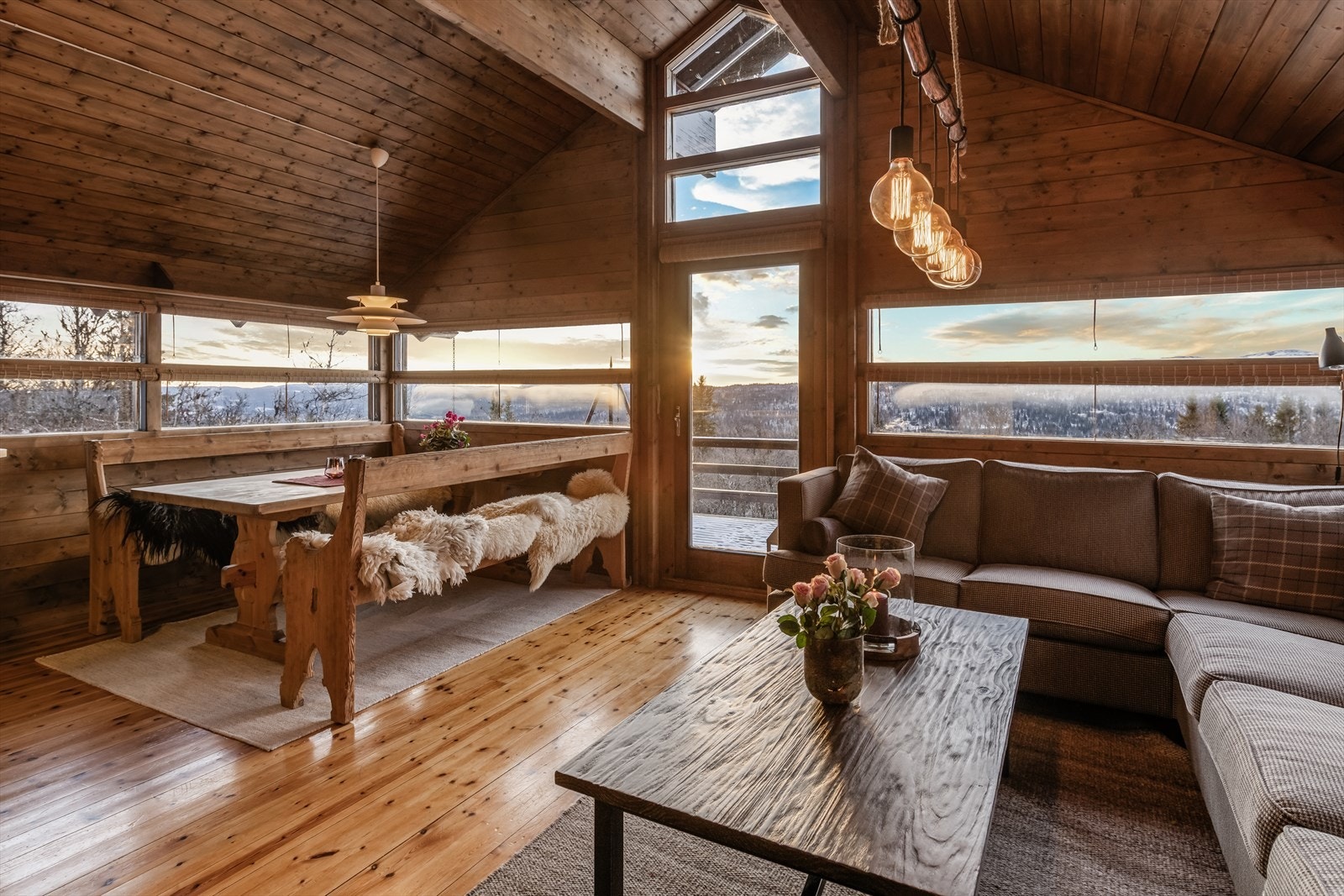 Panelte overflater og tregulv gir den riktig gode hyttestemningen! Galleribilde