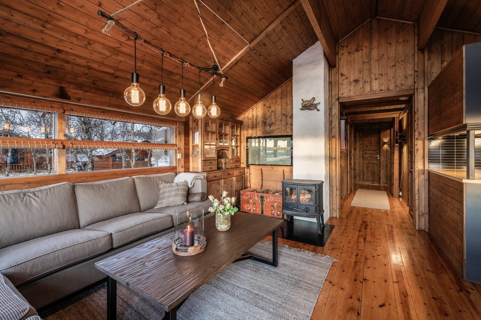 Høyden under taket gir en god og luftig romfølelse. Galleribilde