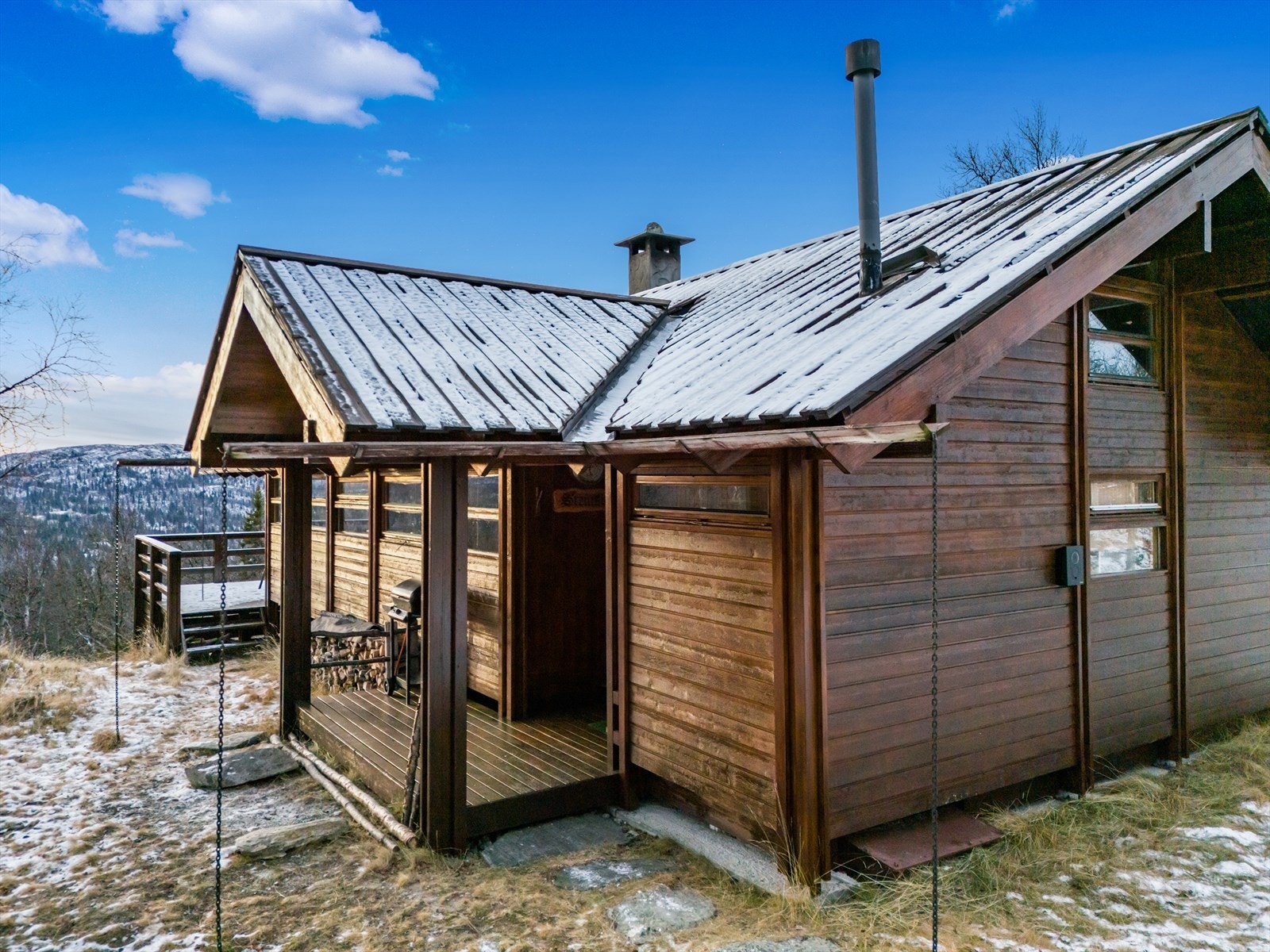 Tomten på 1380 kvm. fremstår som en naturtomt. Galleribilde