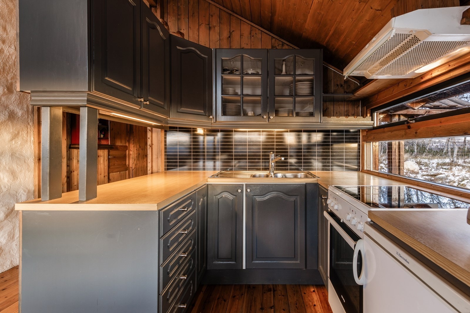 Malt kjøkkeninnredning med over- og underskap. Galleribilde