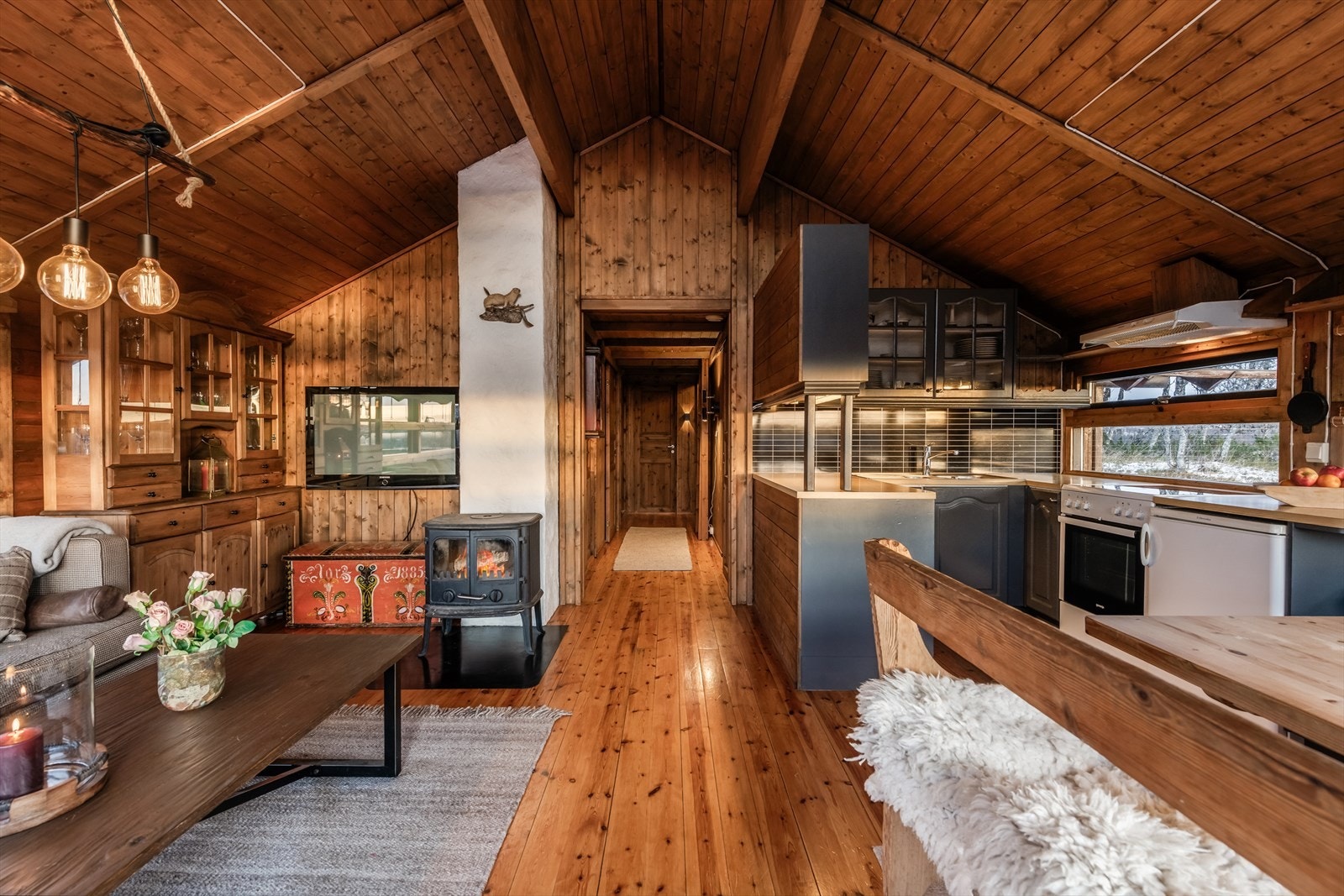 Åpen og sosial løsning mellom stue, spisestue og kjøkken. Galleribilde