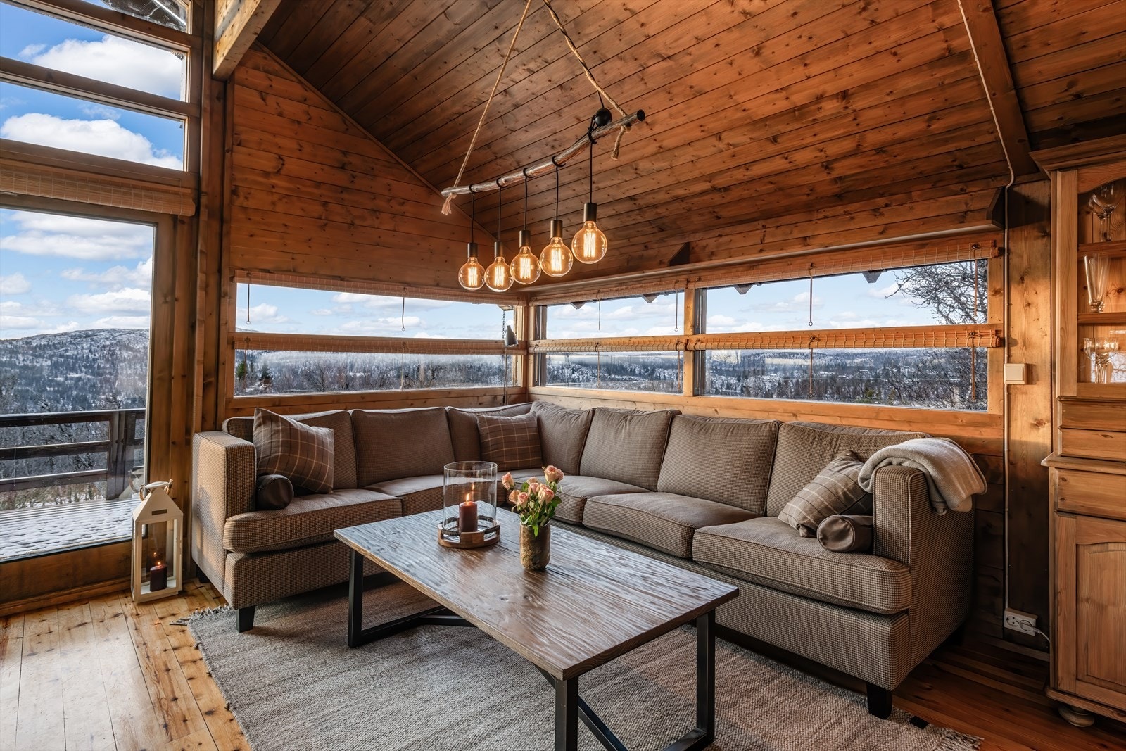 De karakteristiske vindusflatene slipper inn godt med naturlig lys sammen med utsikten. Galleribilde