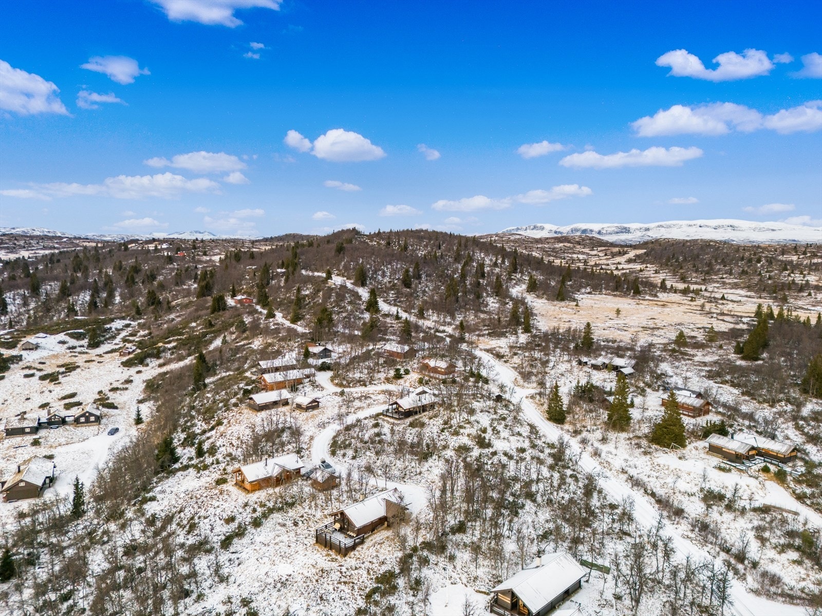 Fritidseiendommen har en beliggenhet på ca. 1020 moh. med utsikt til Hallingskarvet. Galleribilde