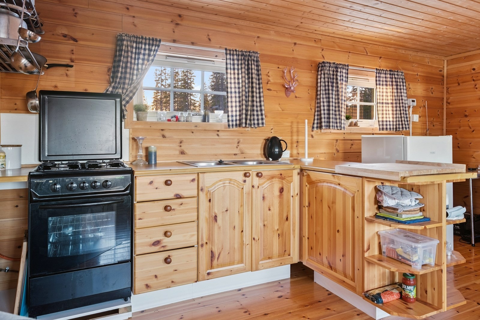 Åpen kjøkkeninnredning av heltre. Galleribilde