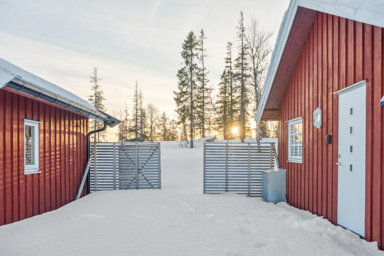 Utvendig har man hele 41 kvm med terrasseareal hvor man kan nye de flotte solforholdene. Galleribilde