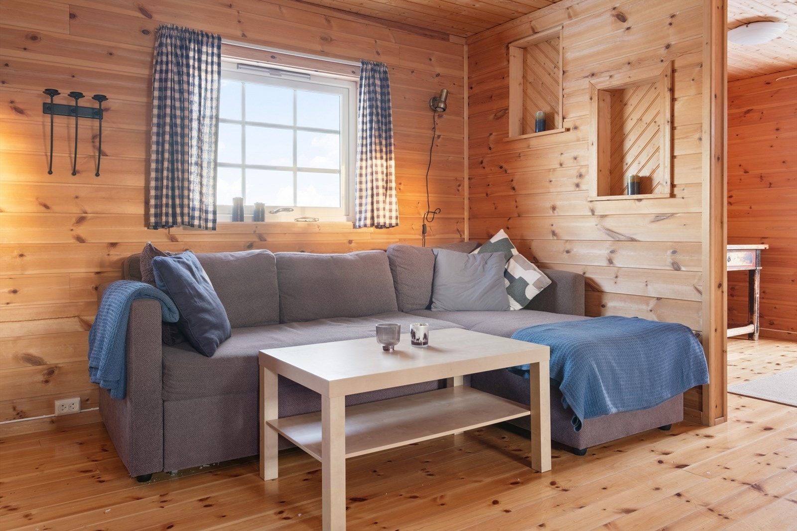 Hytta har en praktisk åpen stue- kjøkkenløsning. Galleribilde