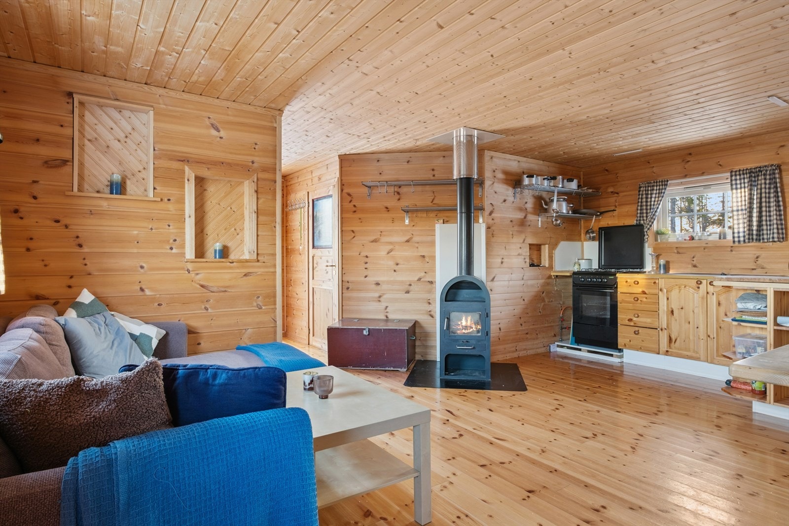 Vedovnen gir behagelig oppvarming på kalde vinterdager. Galleribilde