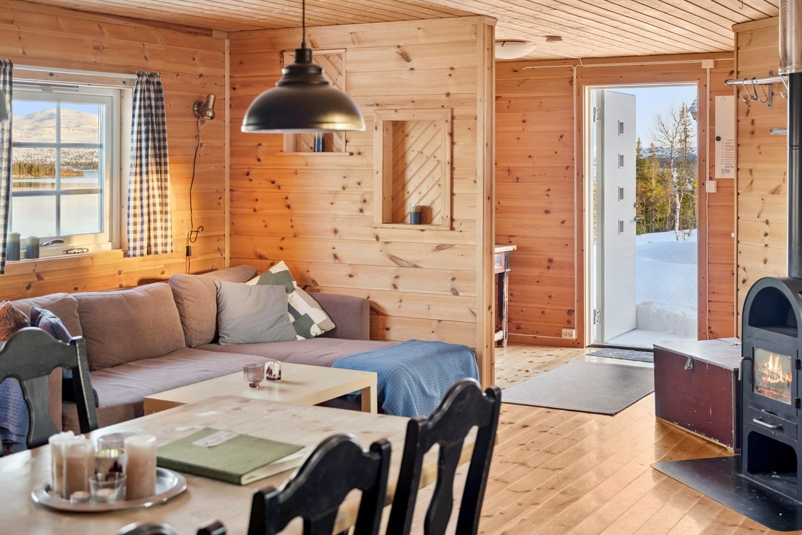 Hytta har en romslig stue på 33 kvm. Galleribilde