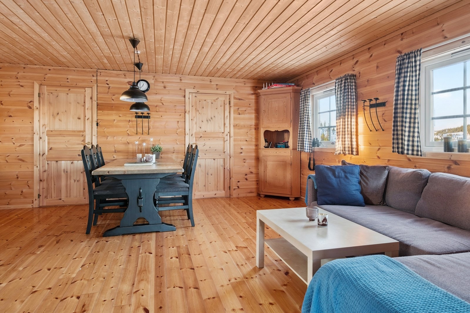 Stuen har godt med vinduer som gir rikelig med naturlig lysinnslipp Galleribilde