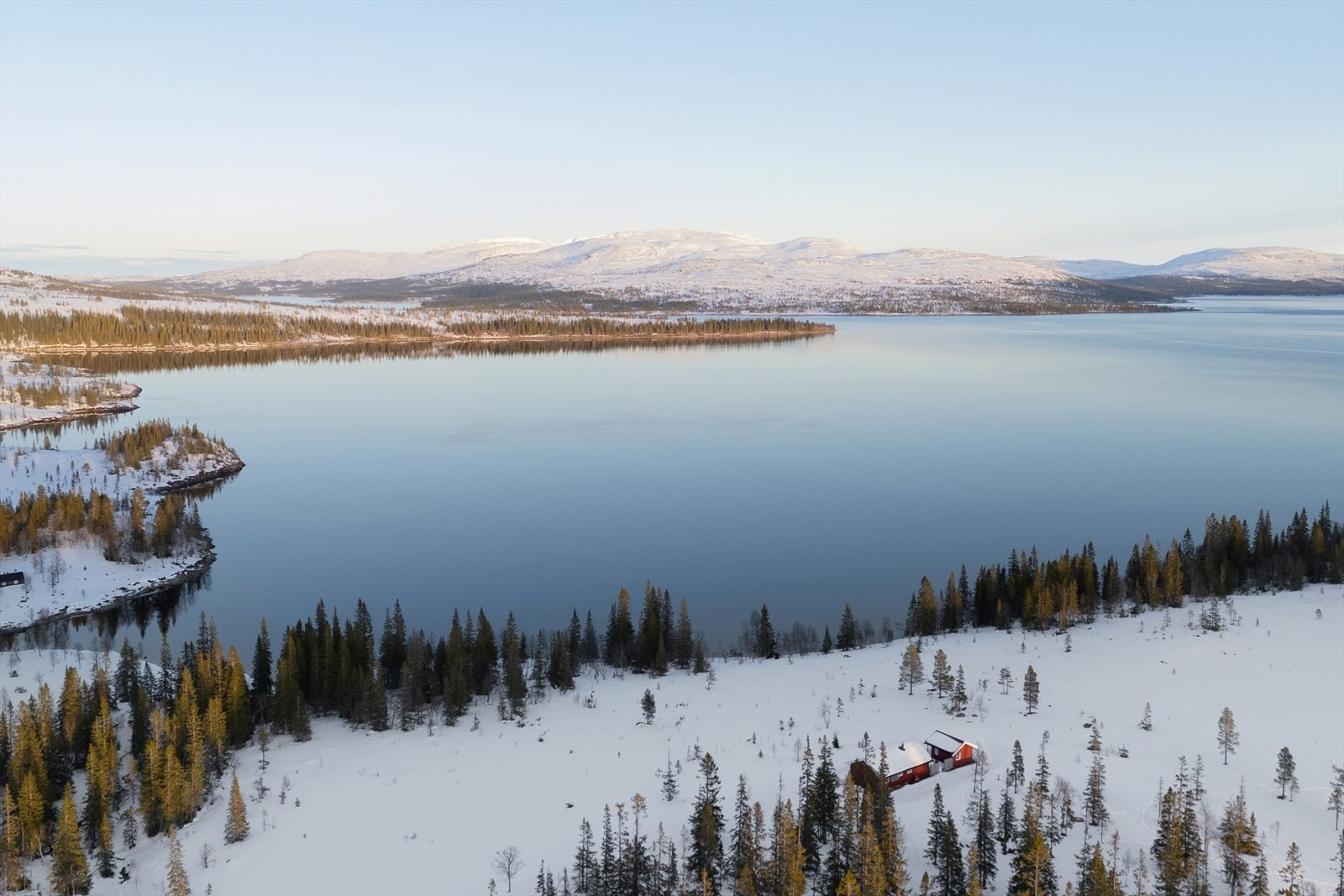 Området er like attraktivt sommer som vinter med mulighet for isfiske i Fjergen. Galleribilde