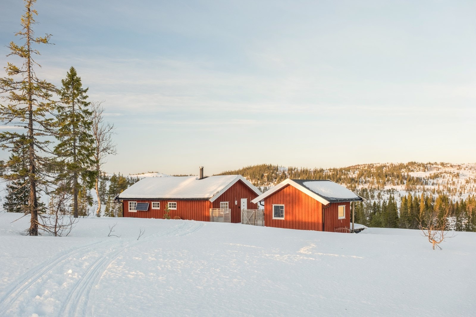 I Fjergen er det god fiskemuligheter etter røye og ørret og med hytte ved innsjøen er mulighetene enkle å nå Galleribilde