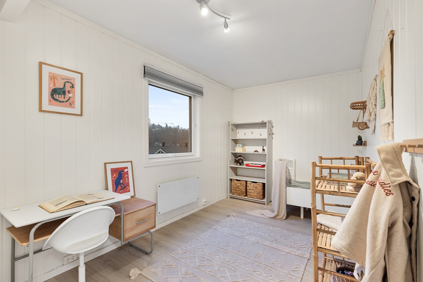 Boligens andre soverom er også romslig, med plass til seng, nattbord og kommode. Galleribilde