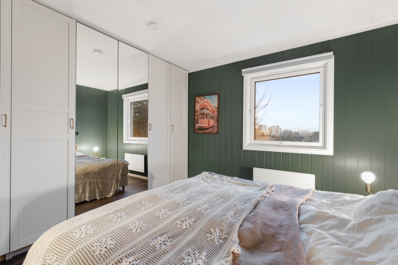 Her er det også rikelig med oppbevaringsplass i en romslig skyvedørsgarderobe. Galleribilde