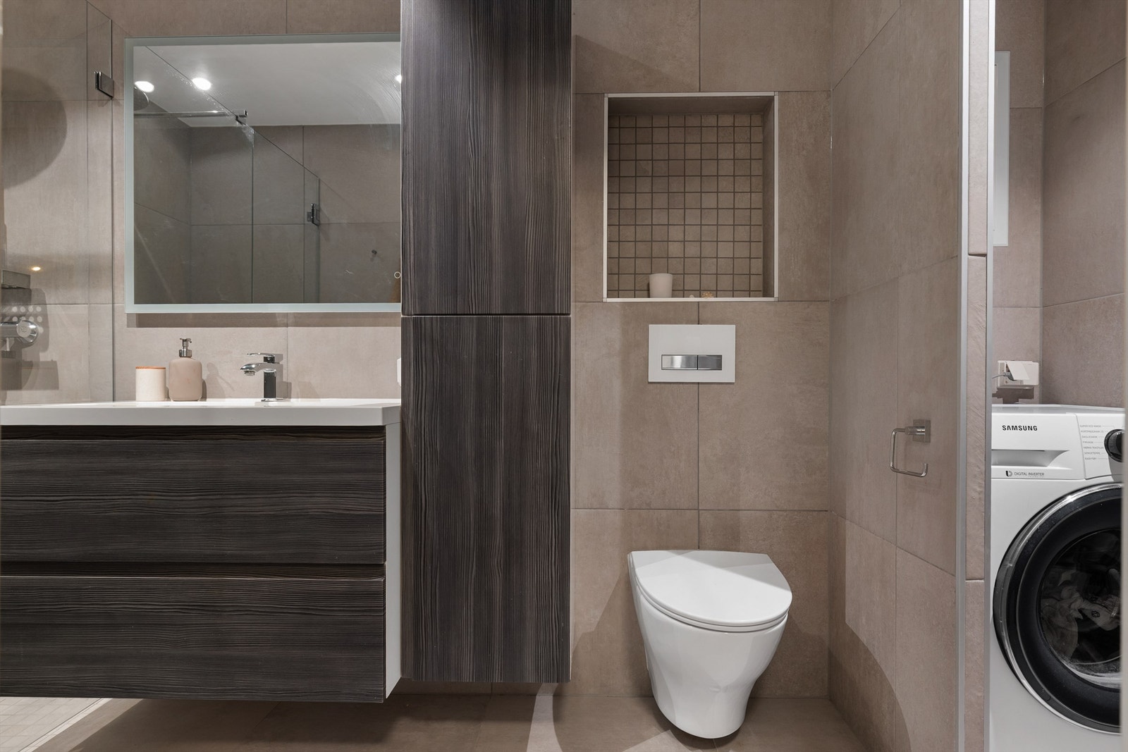 Badet er pent flislagt på gulv og vegger med elektrisk gulvvarme. Galleribilde