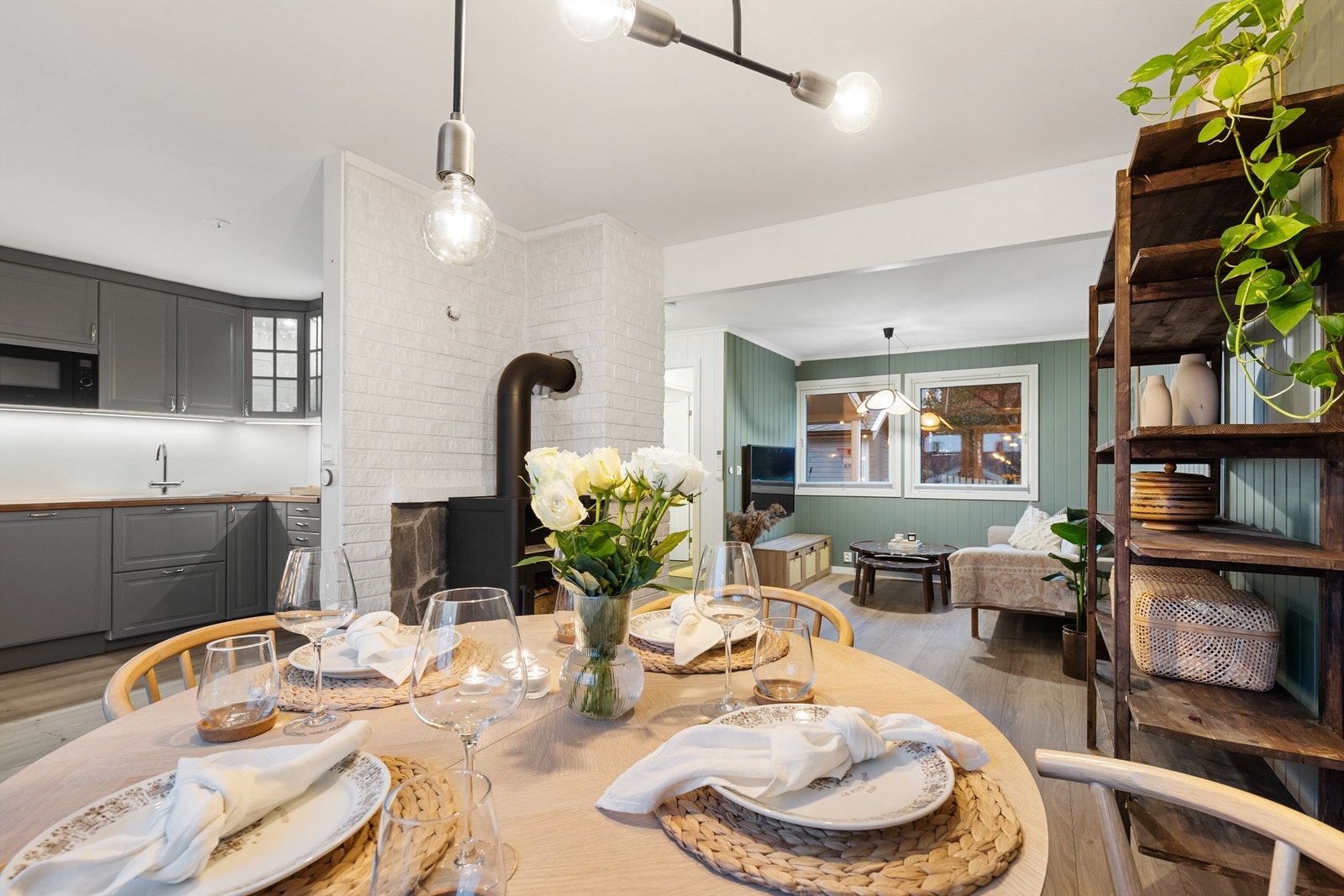 En herlig, vertikaldelt tomannsbolig over tre romslige plan, med en åpen stue/kjøkkenløsning og en praktisk loftstue. Galleribilde