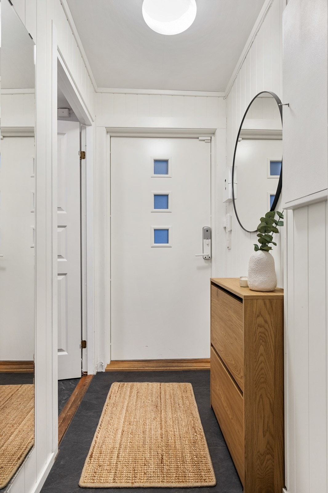 Velkommen inn! Entréen er lys og innbydende og gir et umiddelbart godt førsteinntrykk. Galleribilde