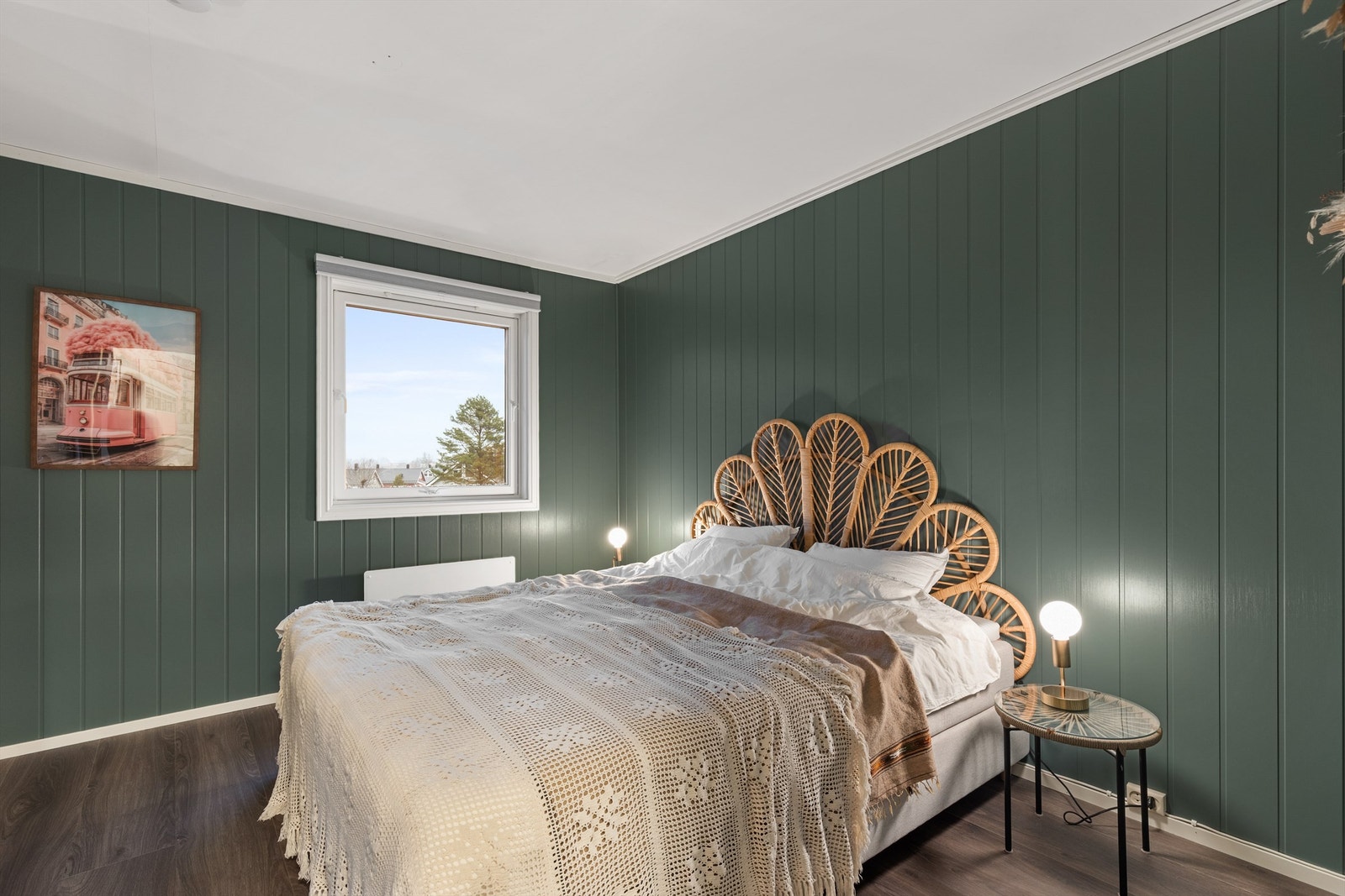 Hovedsoverommet er av god størrelse med plass til dobbeltseng og tilhørende nattbord. Galleribilde