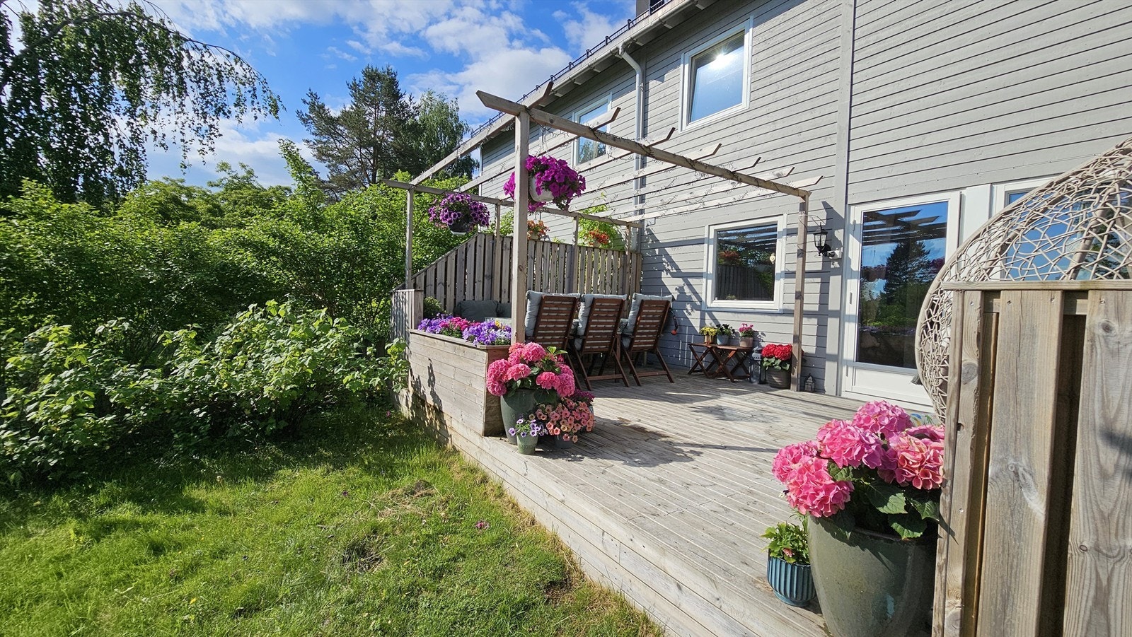 Terrassen er av god størrelse og er perfekt for å nyte årets varmere dager i eget hjem. Galleribilde