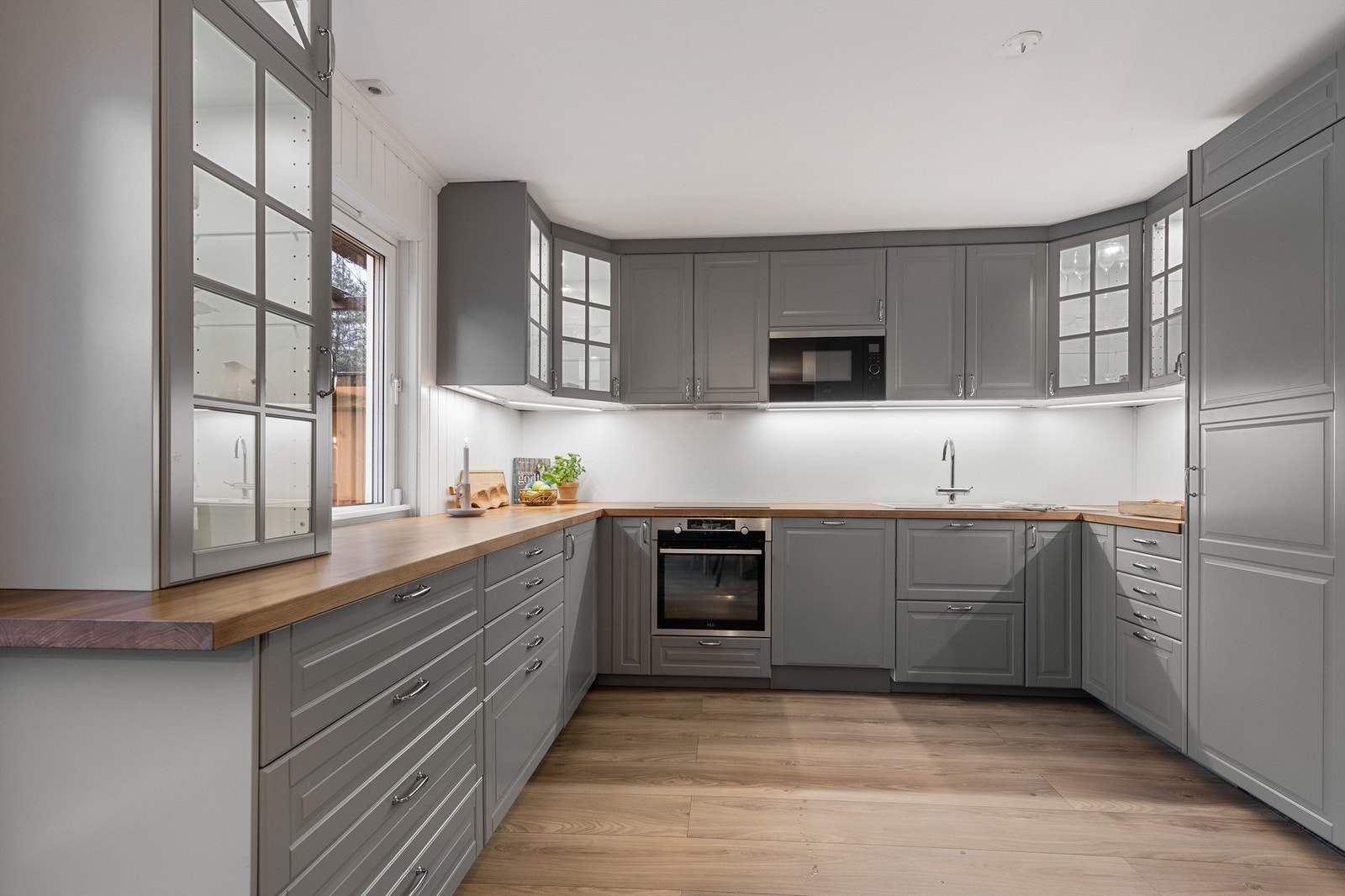 Her er det rikelig med oppbevaringsplass i skuffer og skap, og den store benkeplassen gjør det enkelt å tilberede gode måltider. Galleribilde