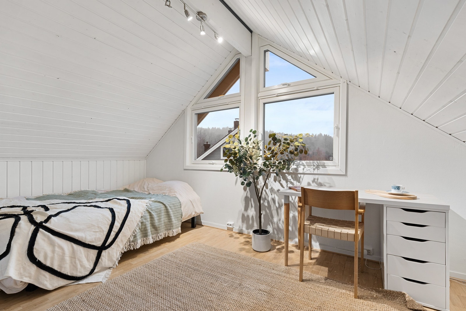 Loftstuen er av god størrelse, og er en perfekt sone for ungdomsavdeling/ barneavdeling. Her er det kun kreativiteten som setter grenser. Galleribilde