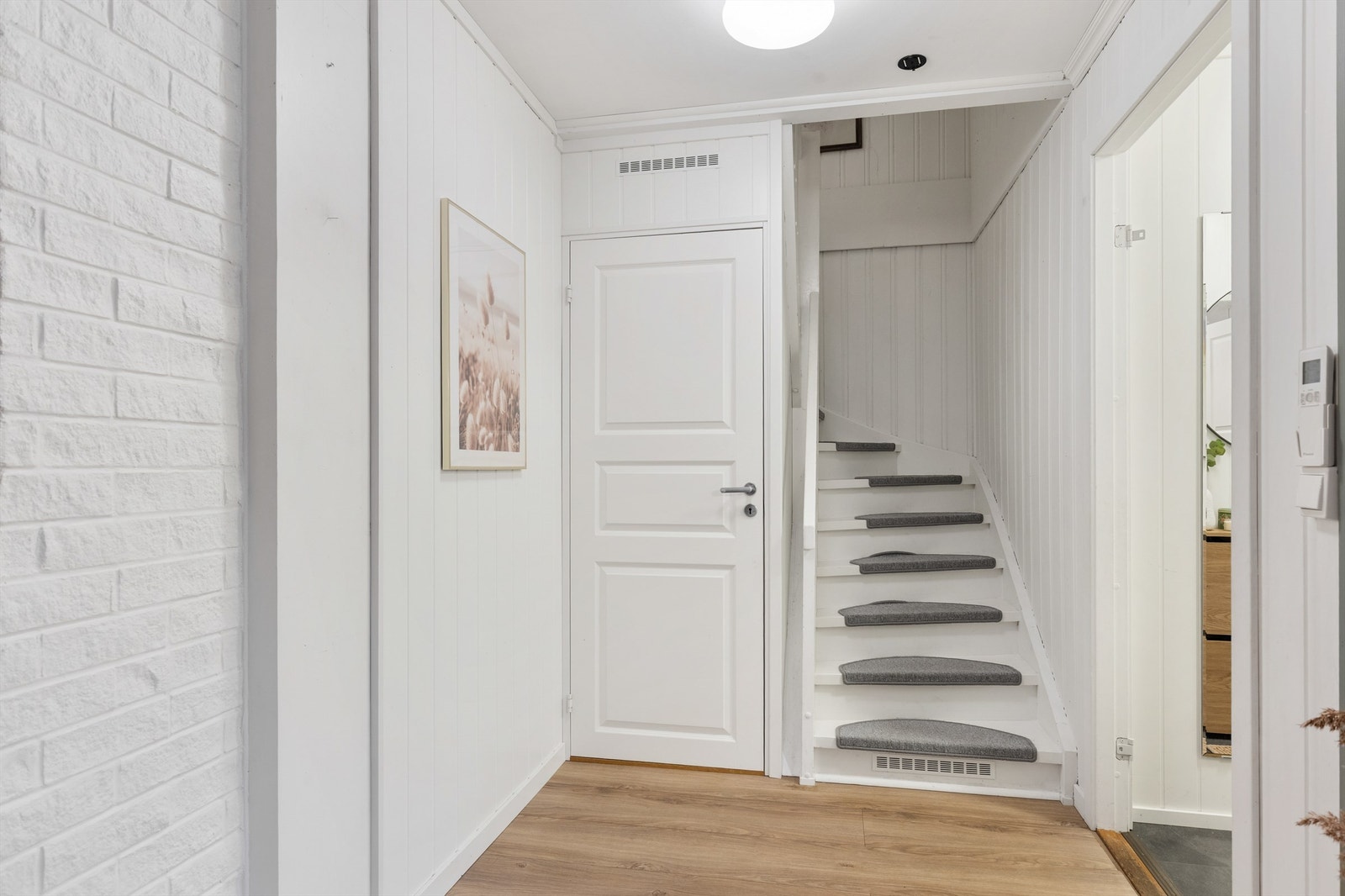 Videre fra entréen kommer man opp til boligens 2. etasje. Galleribilde