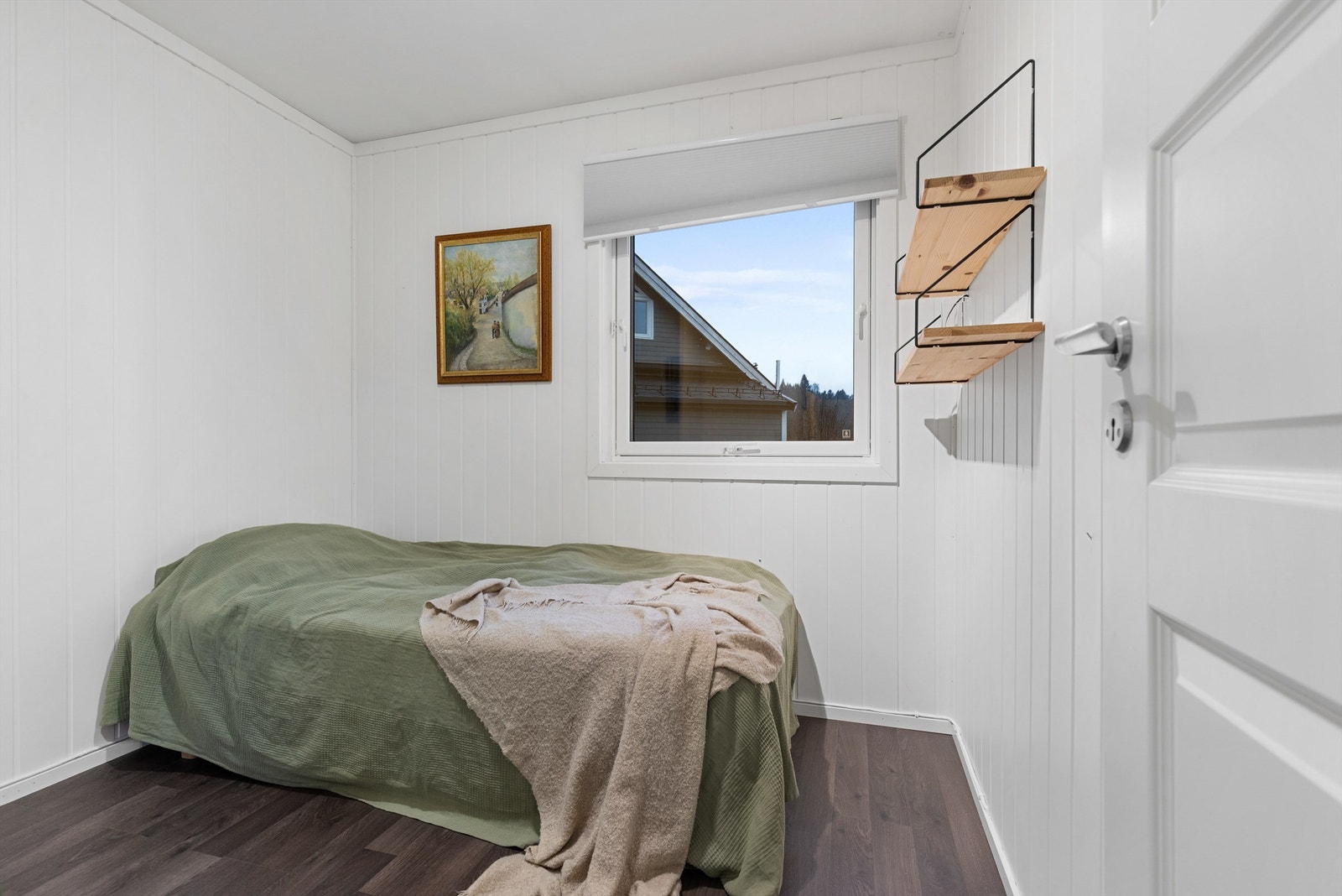 Det tredje soverommet har plass til seng og nattbord og annet møblement. Rommet passer perfekt som barnerom, gjesterom eller kontor. Galleribilde