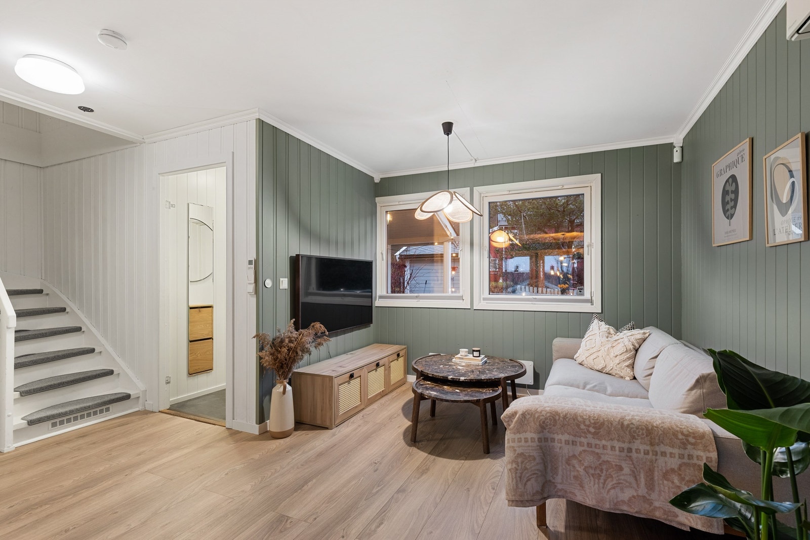 Stuen og kjøkkenet er holdt i en åpen løsning og brer seg over nesten hele planet. Galleribilde