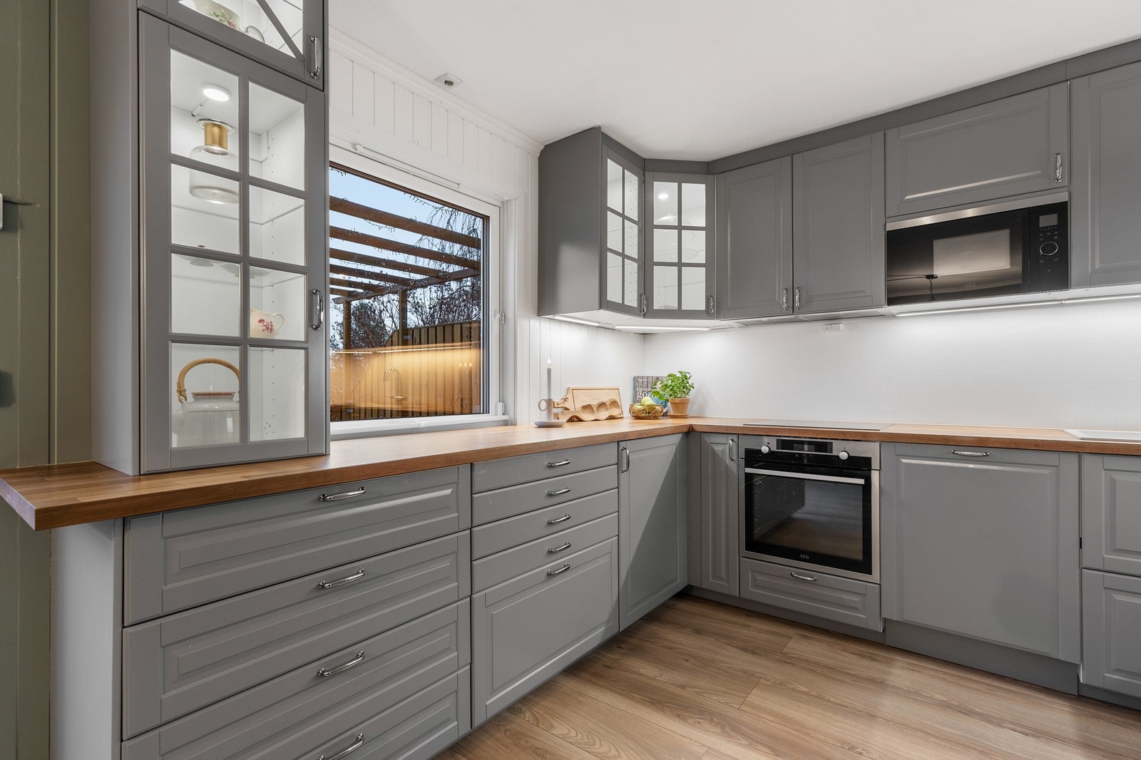 Kjøkkenet er for mange dte viktigste rommet. Innredningen er av profilerte fronter og heltre benkeplate med nedfelt vask. Galleribilde