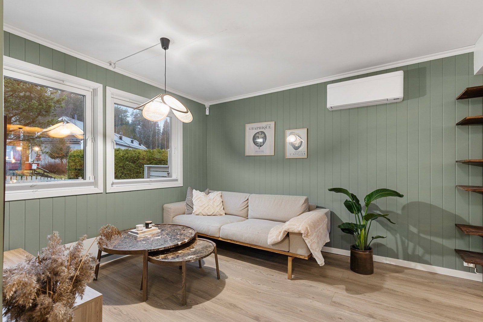 Stuen er av god størrelse med plass til sofa, salongbord og TV-seksjon. Galleribilde