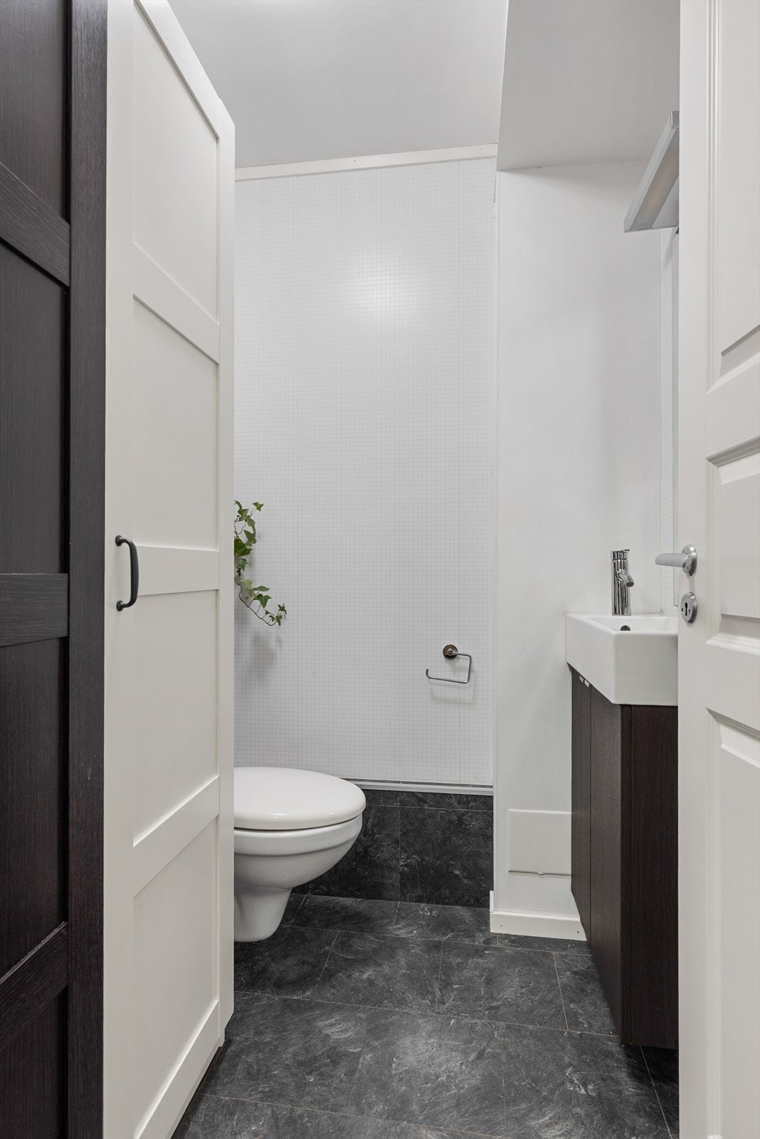 I 1. etasje er det også et praktisk toalettrom med kloset og servant. Galleribilde