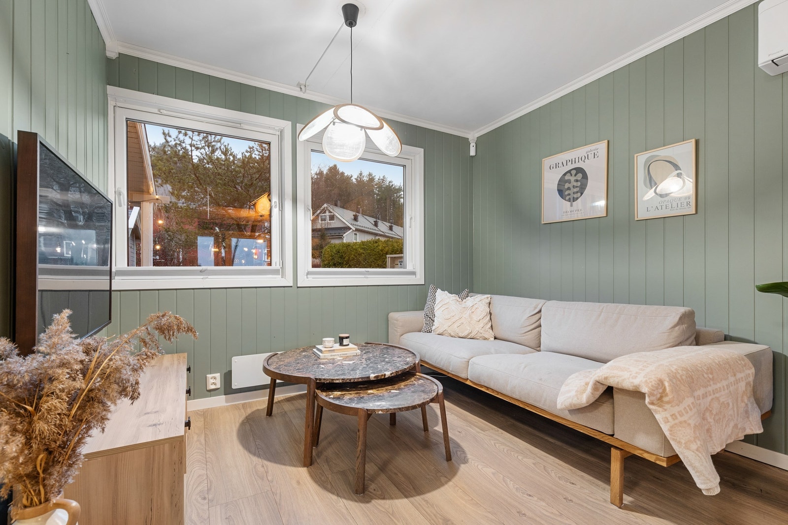 Det er rikelig med lysinnslipp gjennom store vindusflater som skaper en luftig romfølelse. Galleribilde