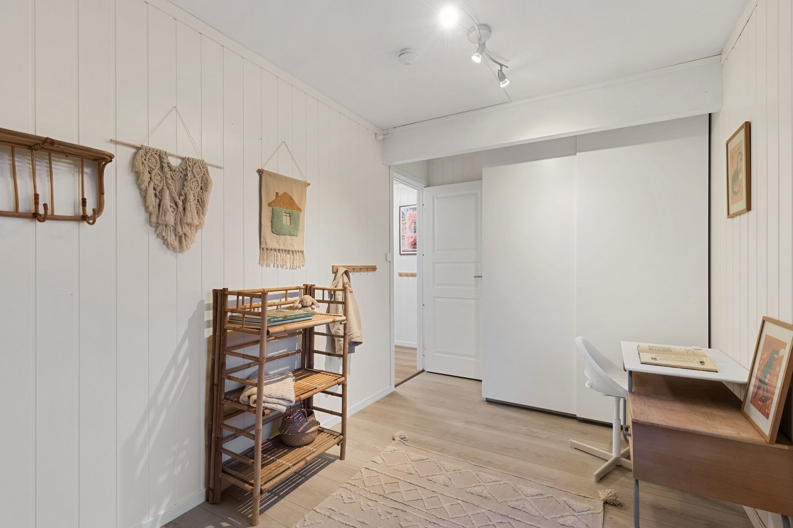 Også her er det rikelig med oppbevaringsplass i en romslig garderobeløsning. Galleribilde