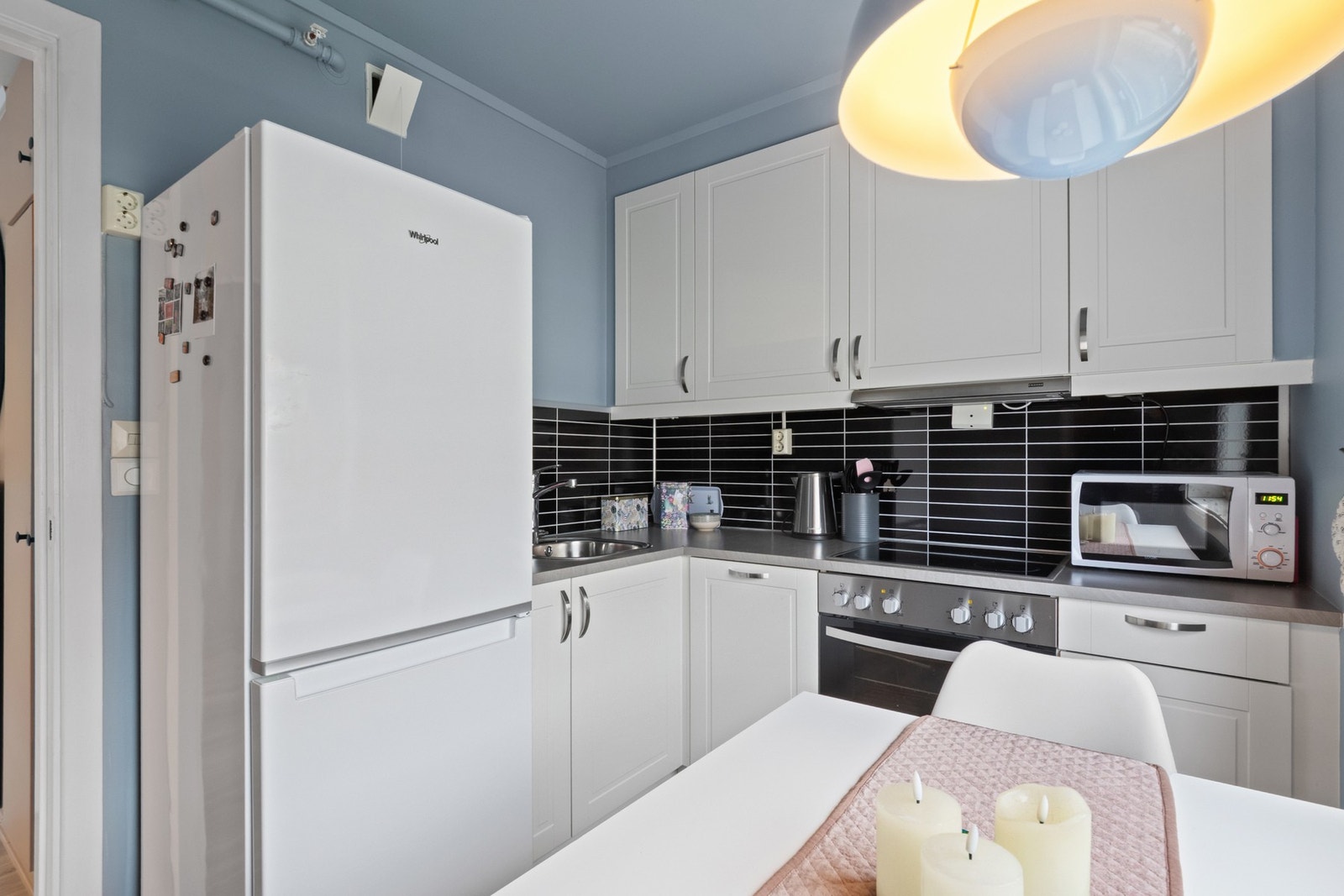 Kjøkkenet har integrert stekekovn, koketopp og oppvaskmaskin. Kjøl- og fryseskap medfølger også. Galleribilde