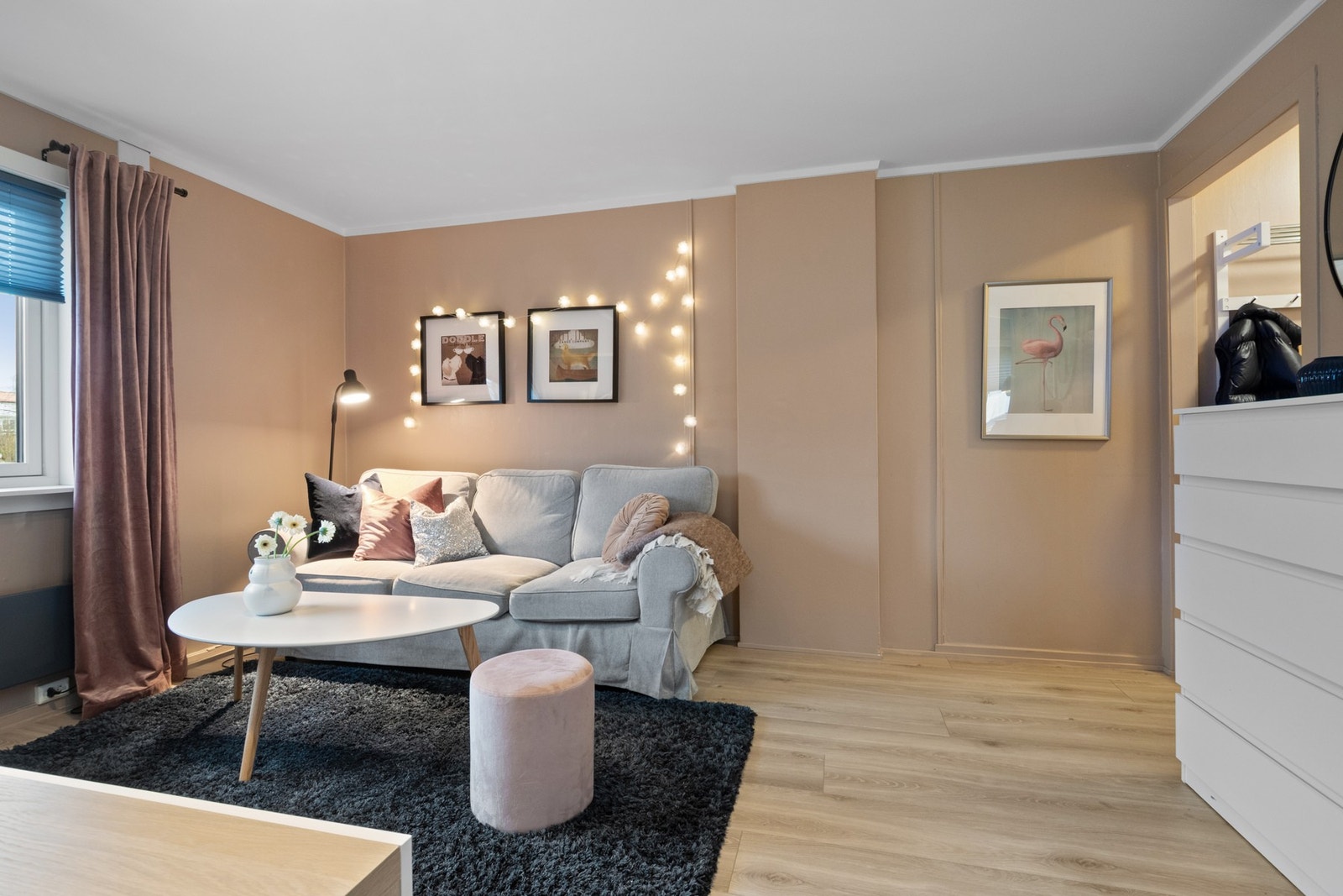 I likhet med resten av leiligheten er det lagt nye laminatgulv, og vegger er malt i lune og tidsriktige farger. Galleribilde